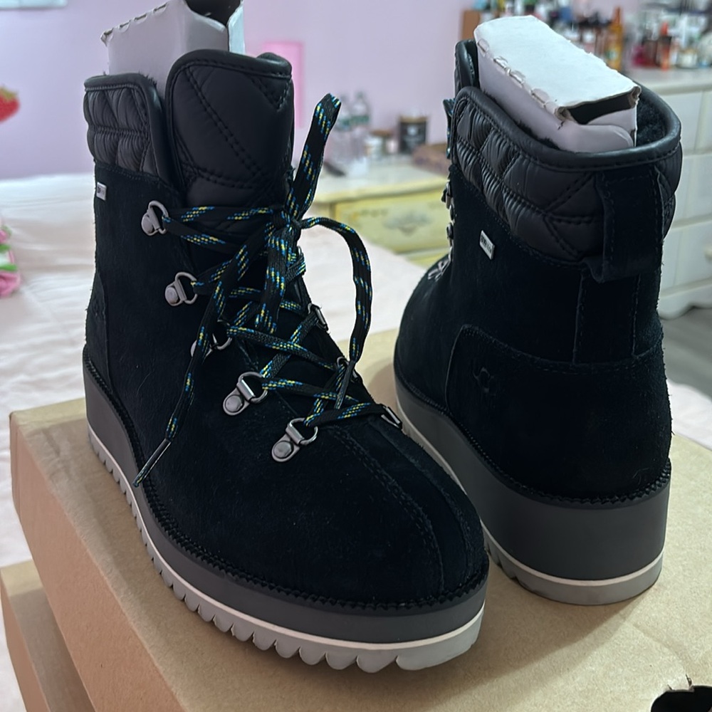 Black UGG lace up boots - Picture 2 of 3